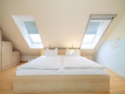Schlafzimmer mit Doppelbett im Dachgeschoss