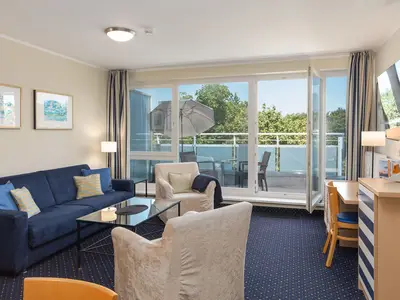 Ferienwohnung Seestern Zingst Wohnzimmer mit Blick zum Balkon