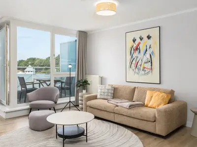 Ferienwohnung Windflüchter Aparthotel Zingst - Wohnzimmer mit Balkon Zugang
