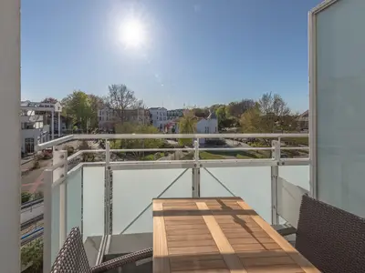 Ferienwohnung Windflüchter Aparthotel Zingst - Blick auf den Balkon mit Sitzgelegenheiten