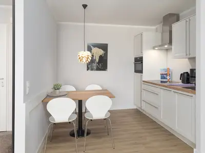 Ferienwohnung Windflüchter Aparthotel Zingst - Küche mit Esstisch