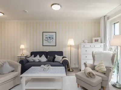 Ferienwohnung Dünensand Zingst Wohnzimmer mit Blick aufs Sofa