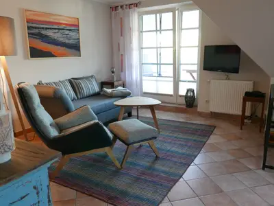 Wohnzimmer mit Sitzecke und TV