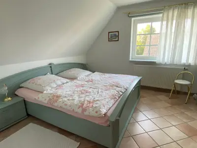 Schlafzimmer mit Doppelbett