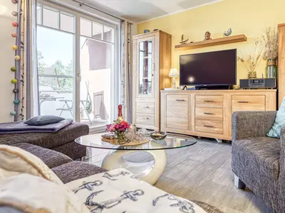 Wohnbereich mit Blick zum Balkon