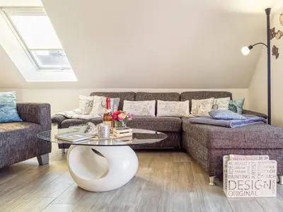 Wohnbereich mit Sofa und Sessel