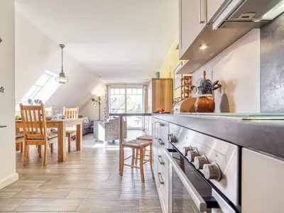 Küchenzeile mit Blick ins Wohnzimmer