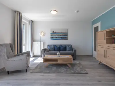 Ferienwohnung Ostseesonne helles Wohnzimmer mit Couch und Sessel