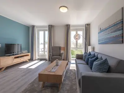 Ferienwohnung Ostseesonne Blick ins Wohnzimmer mit Tv und Couch