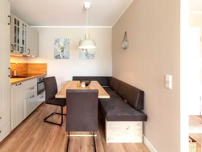 Ferienwohnung Heymat Zingst - Küchenzeile mit Sitzecke