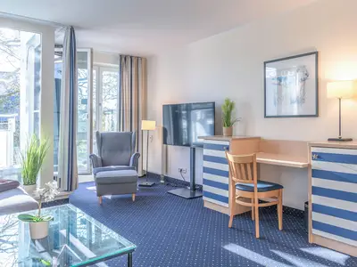 Ferienwohnung Krosse Krabbe Zingst - Wohnzimmer mit TV und Blick ins Grüne