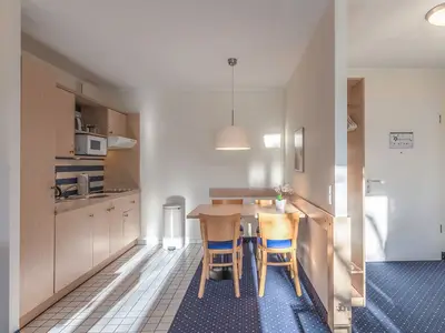 Ferienwohnung Krosse Krabbe Zingst - Küchenzeile mit Essecke