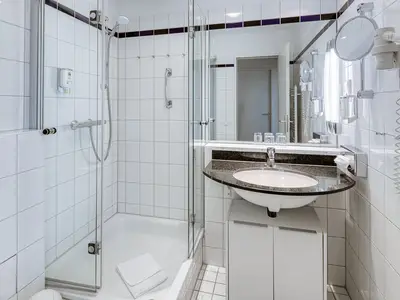 Ferienwohnung Krosse Krabbe Blick ins Badezimmer mit moderner Glasdusche