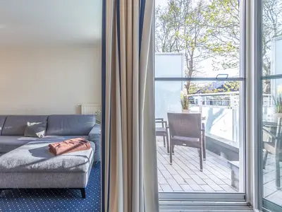 Ferienwohnung Krosse Krabbe Zingst - Wohnzimmer mit Balkon