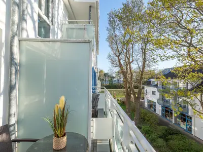 Ferienwohnung Krosse Krabbe Ausblick vom Balkon ins Grüne mit Sitzmöglichkeiten