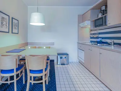 Ferienwohnung Toni's Room Zingst - Küchenzeile mit Essecke