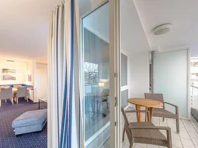 Ferienwohnung Meeresbrise Aparthotel Zingst - Blick vom Balkon ins Wohnzimmer