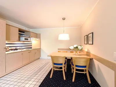 Ferienwohnung Strandhafer Aparthotel Zingst -  Küchenzeile mit Essbereich