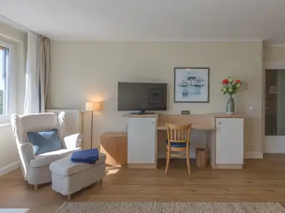Ferienwohnung Herzmuschel Aparthotel Zingst - Blick auf den Arbeitsplatz im Wohnbereich