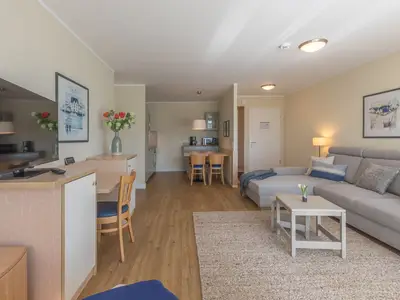 Ferienwohnung Herzmuschel Aparthotel Zingst - Blick in den offenen Wohnbereich mit Küchenzeile