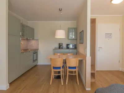 Ferienwohnung Herzmuschel Aparthotel Zingst - Küchenzeile mit Essbereich