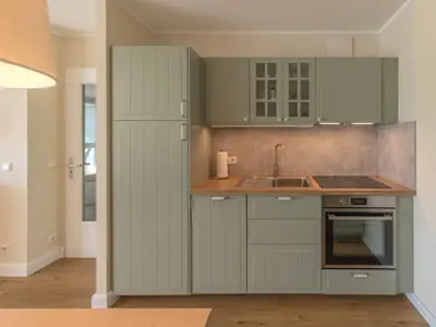 Ferienwohnung Herzmuschel Aparthotel Zingst - zum Wohnbereich offene Küchenzeile