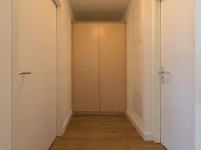 Ferienwohnung Herzmuschel Aparthotel Zingst - Blick in den Flur mit großem Kleiderschrank