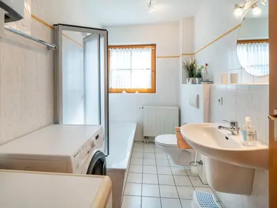 Schlafzimmer mit Badewanne