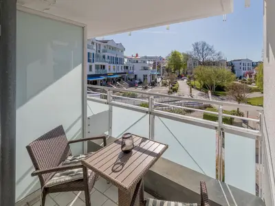 Ferienwohnung Küstenglück Aparthotel Zingst - Balkon mit Ausblick auf die Promenade