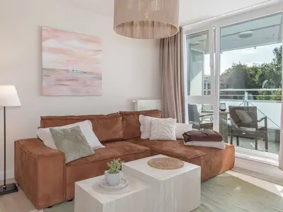 Ferienwohnung Küstenglück Aparthotel Zingst - Wohnzimmer mit einladender Couch