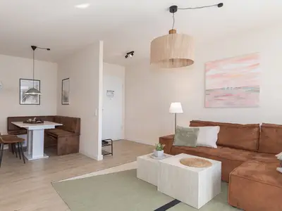 Ferienwohnung Küstenglück Aparthotel Zingst - Wohnzimmer mit Blick zur offenen Wohnküche