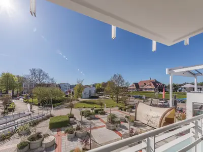 Ferienwohnung Küstenglück Aparthotel Zingst - Blick vom Balkon auf die Promenade in Zingst