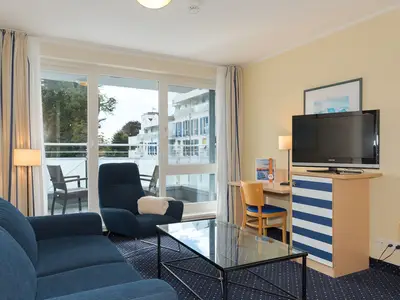 Ferienwohnung Bernsteinwind in Zingst - Couch mit Ausblick