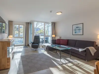 Ferienwohnung Ostseeanker in Zingst Wohnbrereich mit Zugang zum Balkon