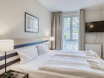 Ferienwohnung Ostseeanker in Zingst Blick ins Schlafzimmer mit gemütlichem Doppelbett