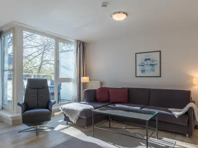 Ferienwohnung Ostseeanker in Zingst Blick auf die Couch im Wohnzimmer