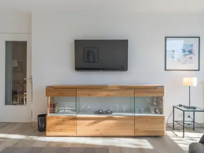 Ferienwohnung Ostseeanker in Zingst Blick auf den TV im Wohnzimmer