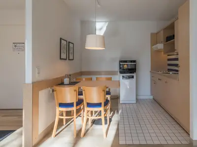 Ferienwohnung Ostseeanker in Zingst Küchenzeile mit Essbereich