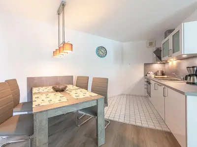 Ferienwohnung Kapitän Ed Aparthotel Zingst - Küchenzeile mit Essecke