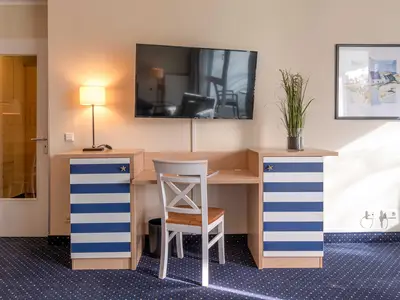Ferienwohnung Deichperle Aparthotel Zingst - Schreibtisch und TV