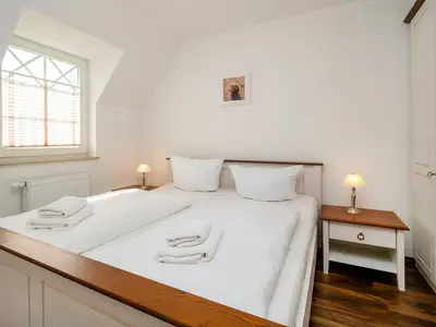 Schlafzimmer mit Doppelbett