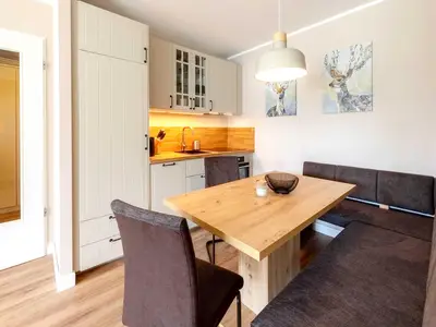 Ferienwohnung Aparthotel Zingst Heymat - Kochnische mit Sitzgruppe