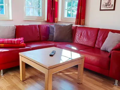 Sofa mit Couchtisch