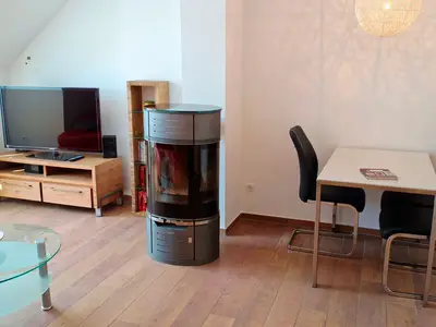 TV, Kaminofen und Essecke