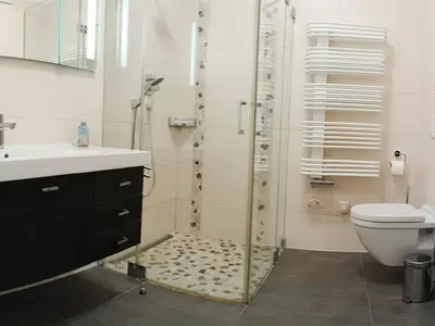 Badezimmer mit ebenerdiger Dusche