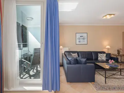 Ferienwohnung Apartment an der Seebrücke Zingst - Wohnzimmer mit Balkonzugang
