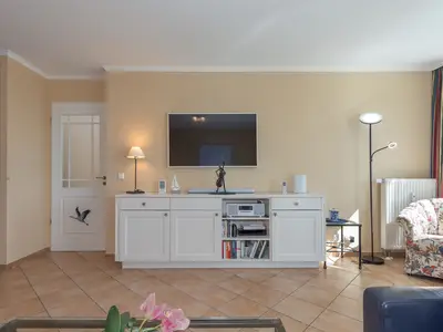 Ferienwohnung Apartment an der Seebrücke Zingst - Wohnzimmer mit TV