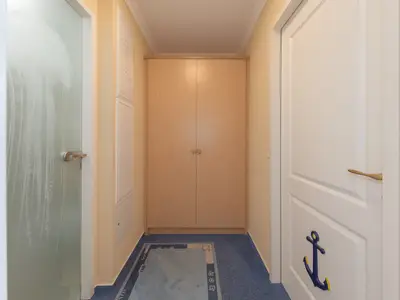 Ferienwohnung Apartment an der Seebrücke Zingst - Flur mit Einbauschrank