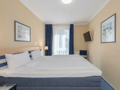 Ferienwohnung Apartment an der Seebrücke Zingst - Schlafzimmer mit Doppelbett