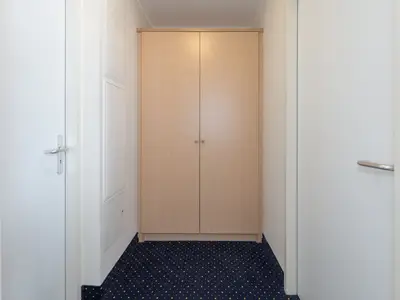 Apartment am Kurstrand Zingst - Flur mit Kleiderschrank